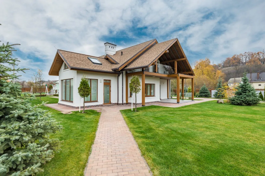 Maison blanche et jardin