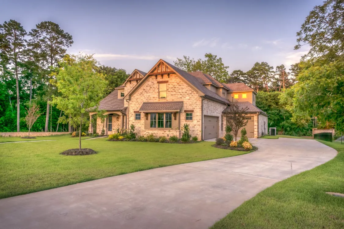 Maison bleue fraichement peinte a Brossard